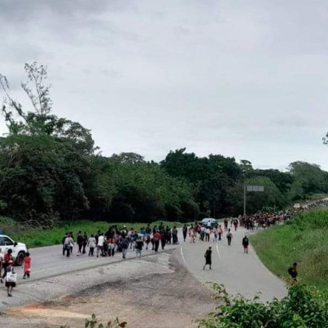 Caravana de migrantes Latinoamérica Unida llega a Jesús Carranza, en el sur de Veracruz