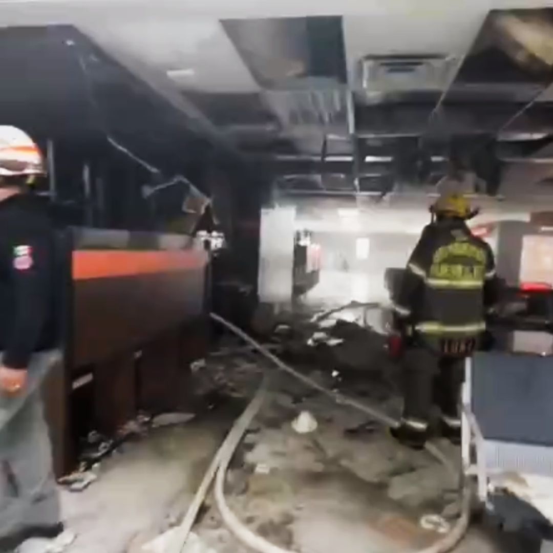 La emergencia en la Terminal 'C' del Aeropuerto Internacional de Monterrey 'Mariano Escobedo' fue atendida y controlada. Foto: X @PC_NuevoLeon
