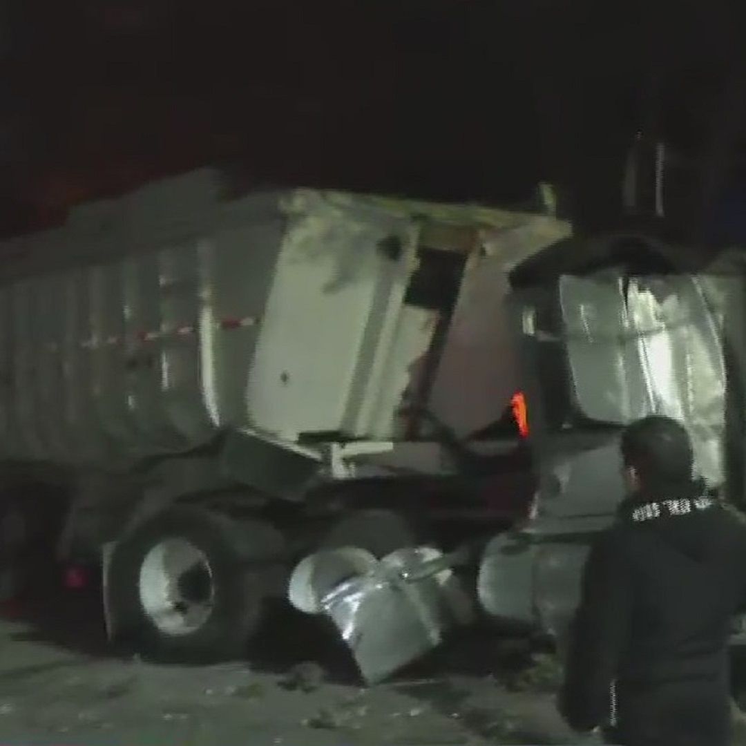 Choca camión contra poste en la alcaldía Tlalpan
