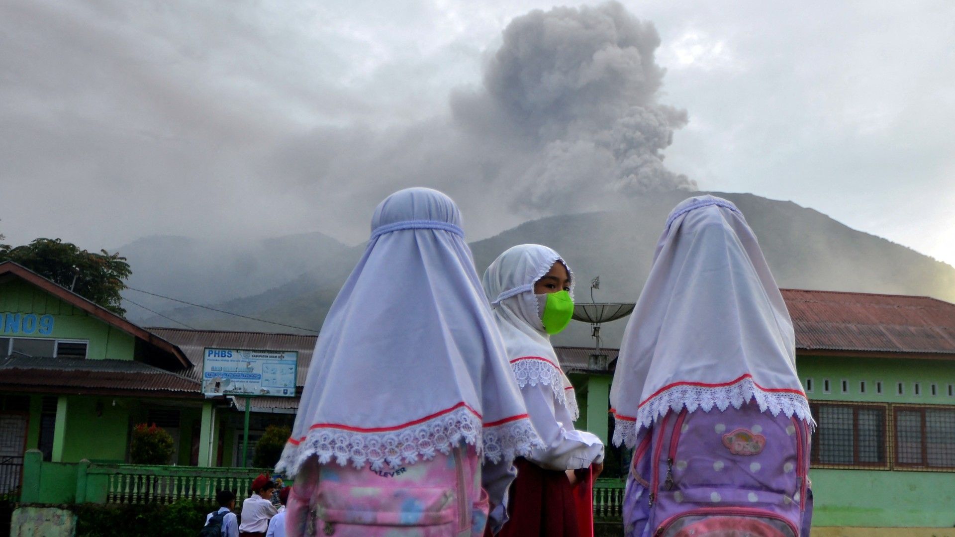 Mueren 11 Alpinistas Tras Erupción de Volcán Marapi en Indonesia
