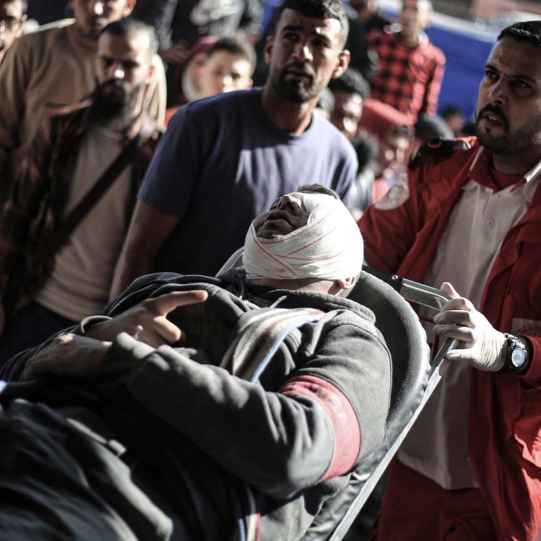 Heridos son llevados al hospital Nasser en Gaza tras bombardeos.