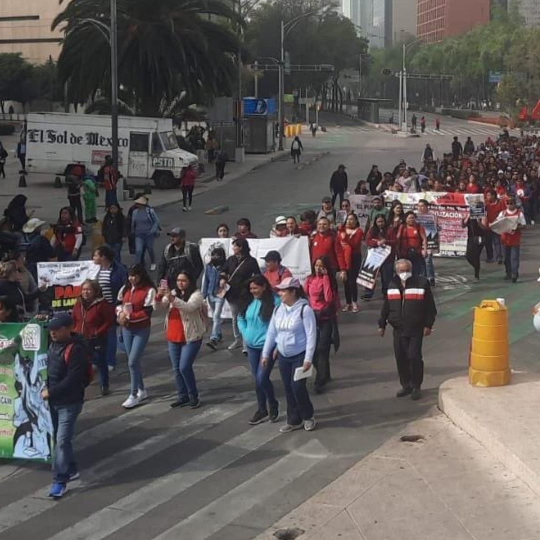 Marchan maestros hacia oficinas de la SEP.