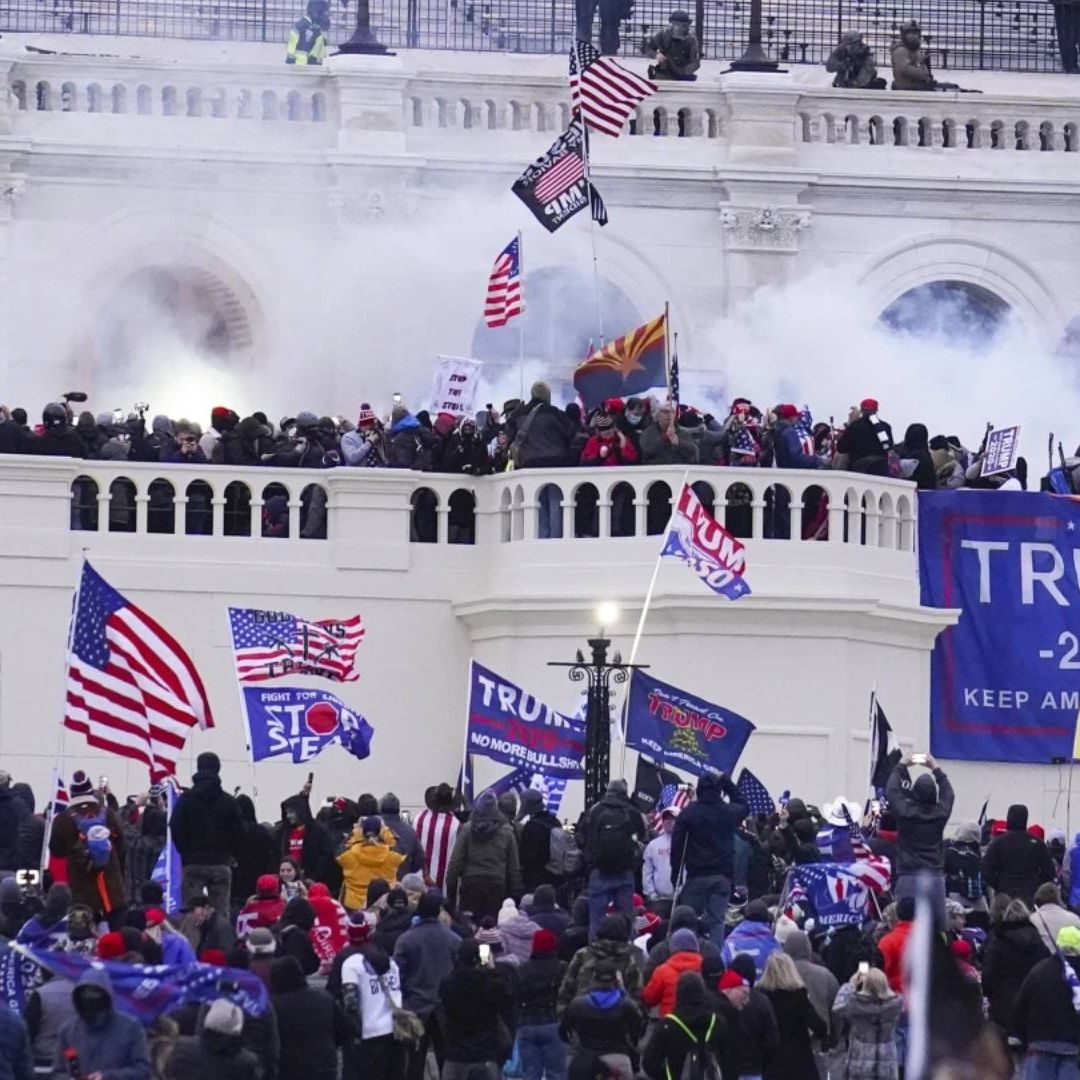 Disturbios en el Capitolio de Estados Unidos por una turba violenta el 6 de enero de 2021