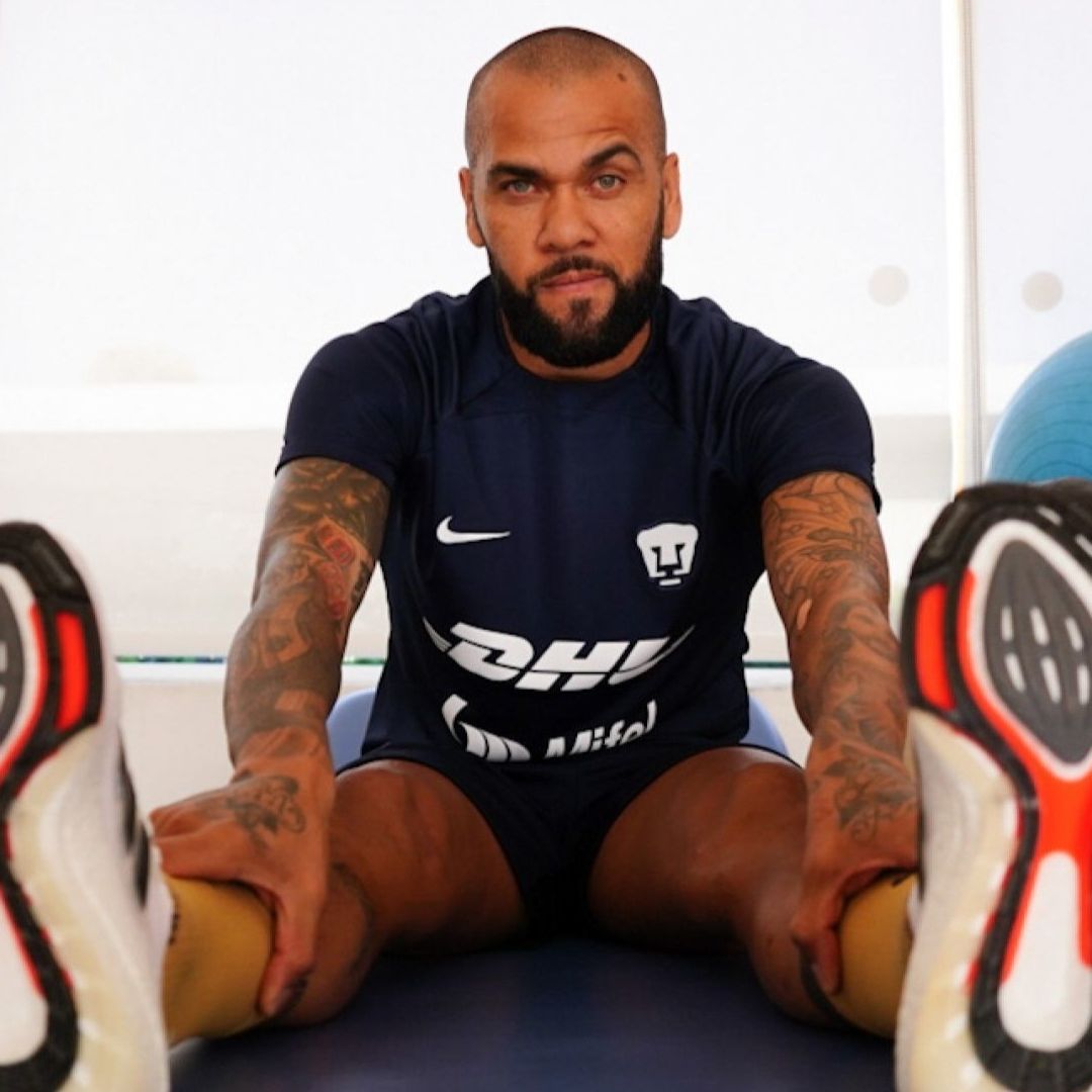 Dani Alves en las instalaciones de Pumas en julio de 2022