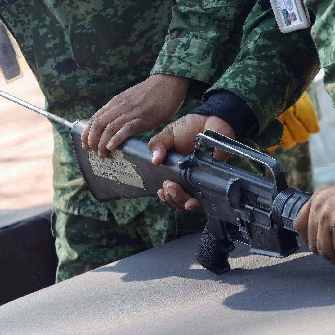 AMLO destaca "sinceridad" de Ken Salazar sobre armas que llegan a México de EUA
