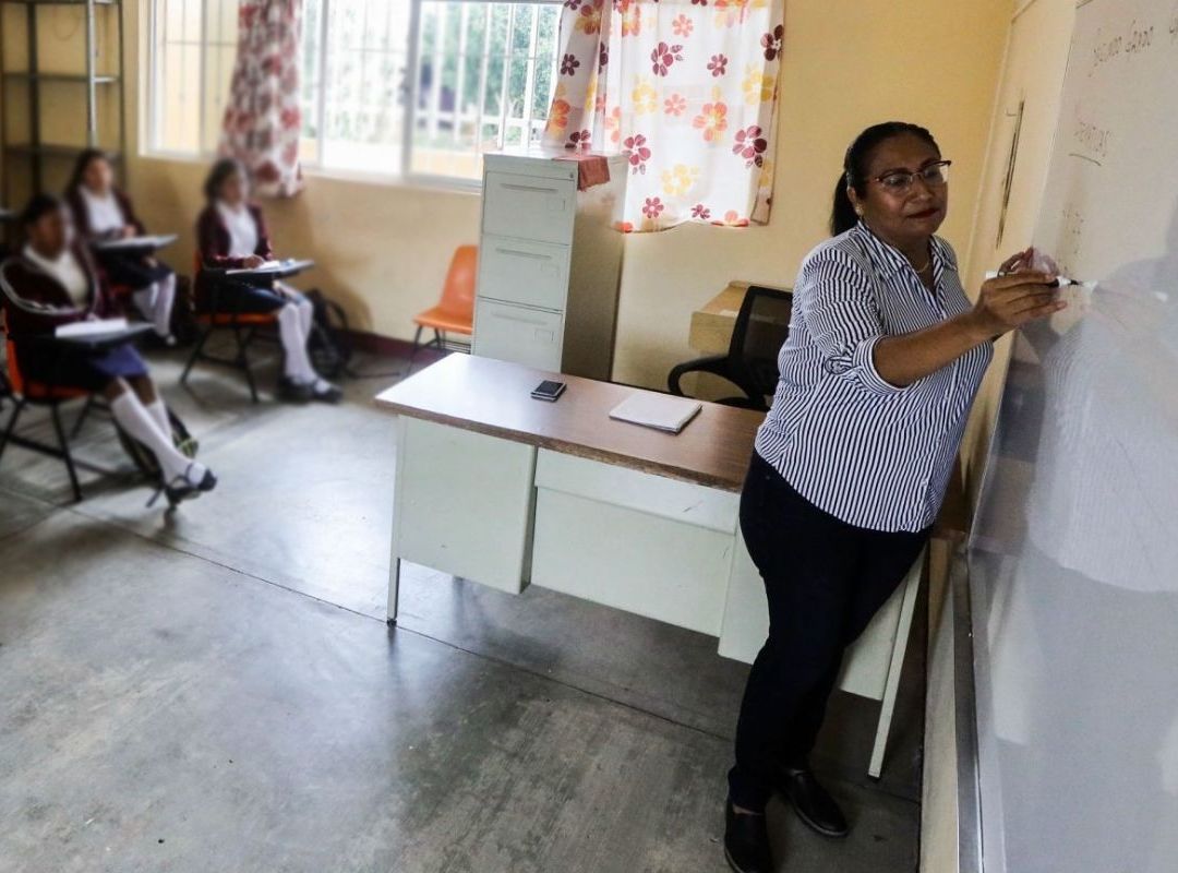 Los docentes de preescolar, primaria y secundaria marcharon por un salario de al menos 16 mil pesos al mes y basificación