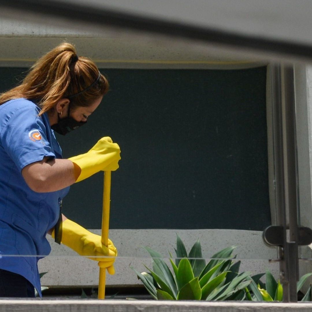 Una trabajadora se mantiene de pie durante su jornada laboral