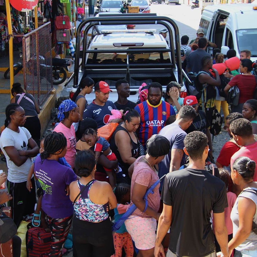 Migrantes dialogan con autoridades mexicanas cerca de una estación migratoria en Tapachula, Chiapas