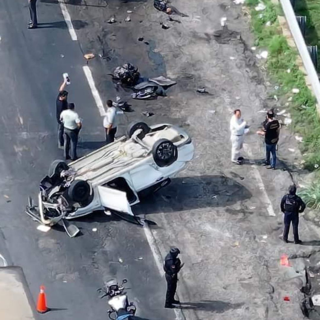 Elementos policiacos abanderaron la zona de la volcadura en la autopista Cosoleacaque - Nuevo Teapa.