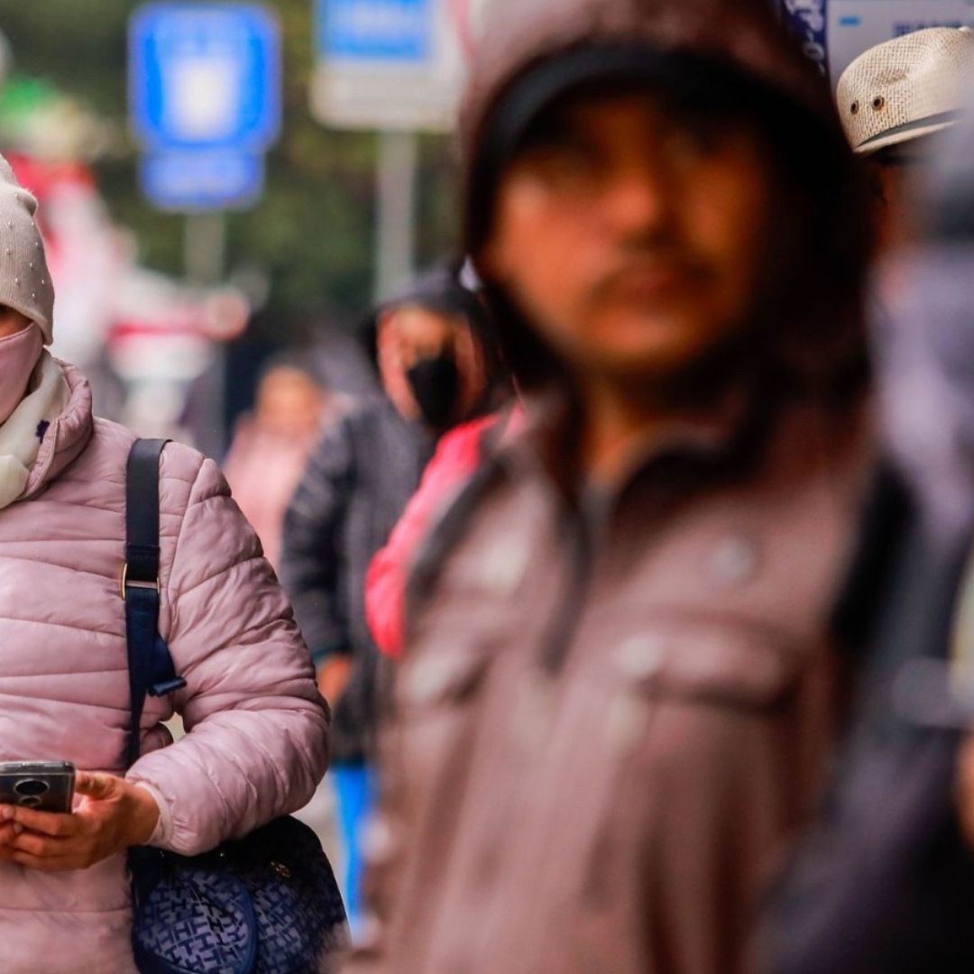 Personas se cubren del frío