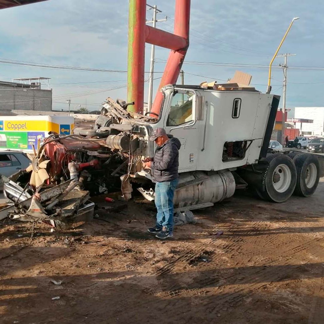 Un aparatoso accidente se registro esta mañana luego de que un conductor de tráiler dormitara al volante y chocara contra un puente peatonal en Matamoros, Coahuila.