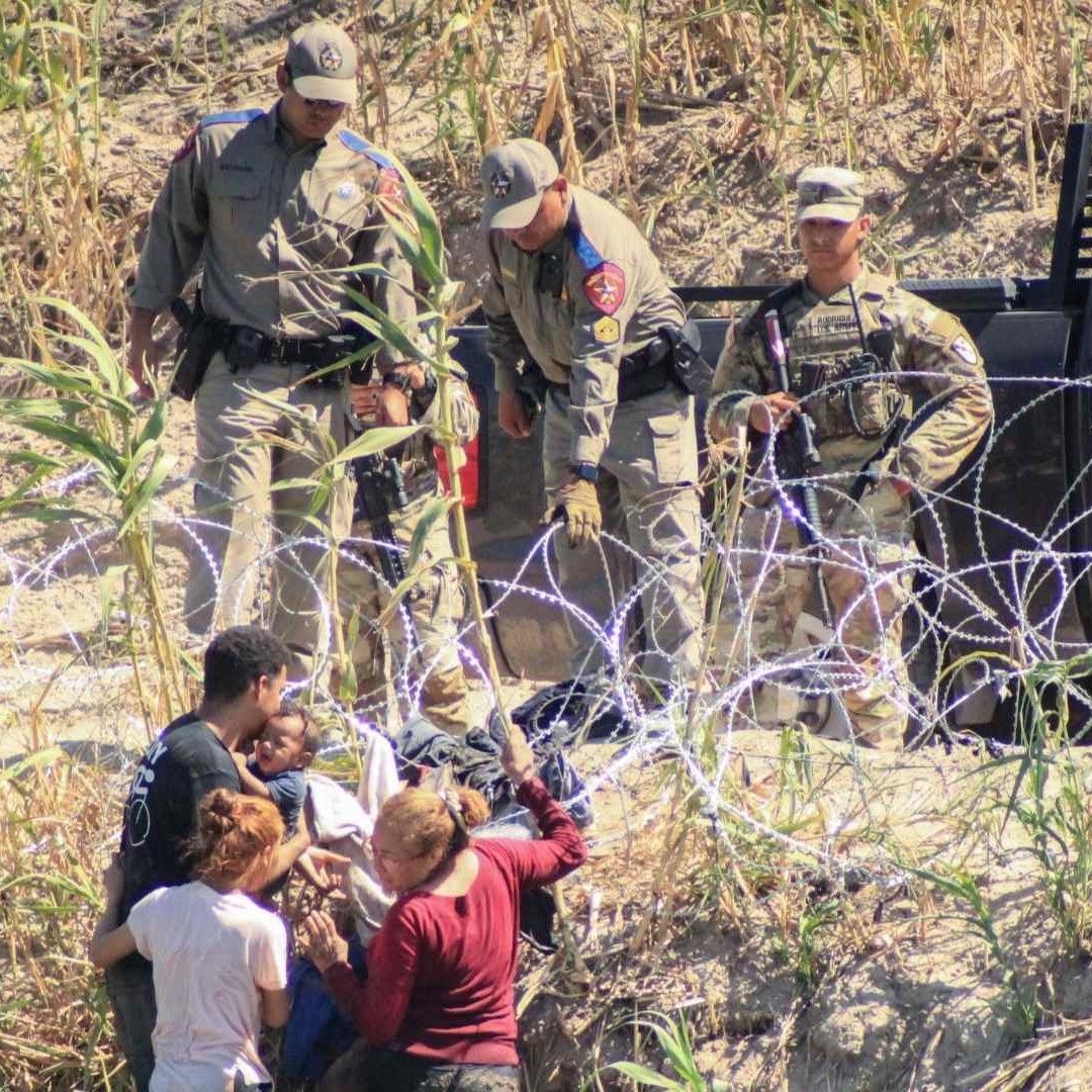 Migrantes intentan cruzar a Texas por el Río Bravo, donde elementos de la Patrulla Fronteriza los guían de regreso hacia un campamento