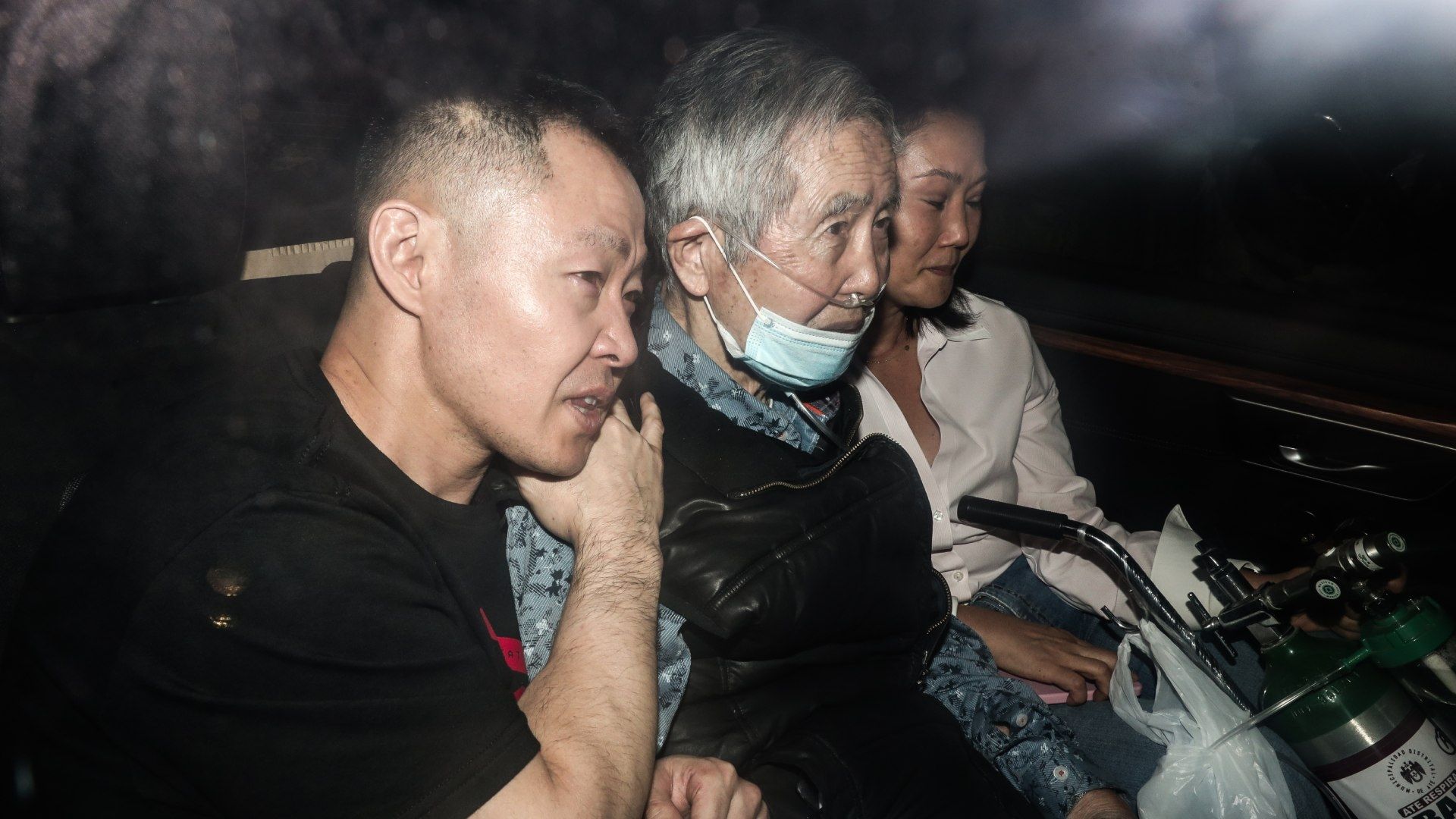 Hijos de Alberto Fujimori lo acompañan tras ser recluido de un penal en Perú