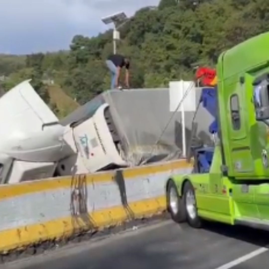 Vuelca tráiler en la autopista México Cuernavaca