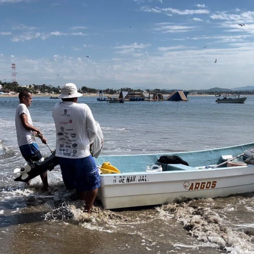 Pescadores de Melaque Buscan a Tiburón que Atacó a Turista con Recursos Improvisados