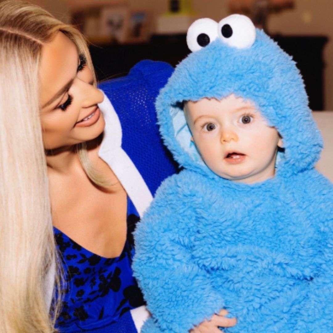 La celebridad estadounidense de 42 años, Paris Hilton, con su hijo
