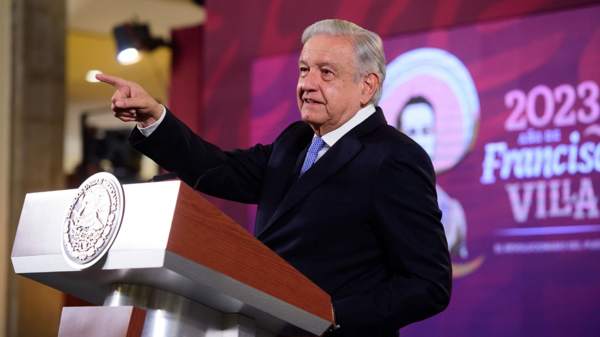 El presidente Andrés Manuel López Obrador presenta su mañanera desde Palacio Nacional