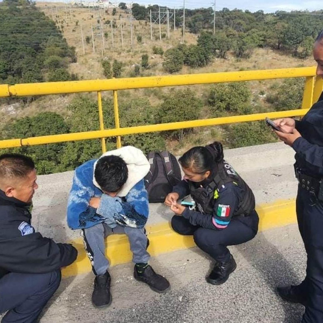 Policías se vistieron de héroes al rescatar a una persona quien posiblemente se pretendía arrojar desde un puente.