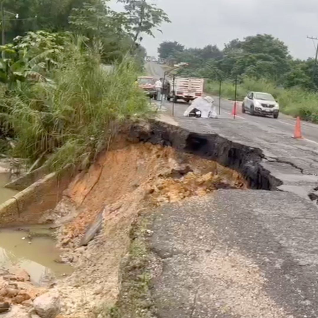 Frente frío 13 provoca enorme socavón en carretera Cosoleacaque - Jáltipan