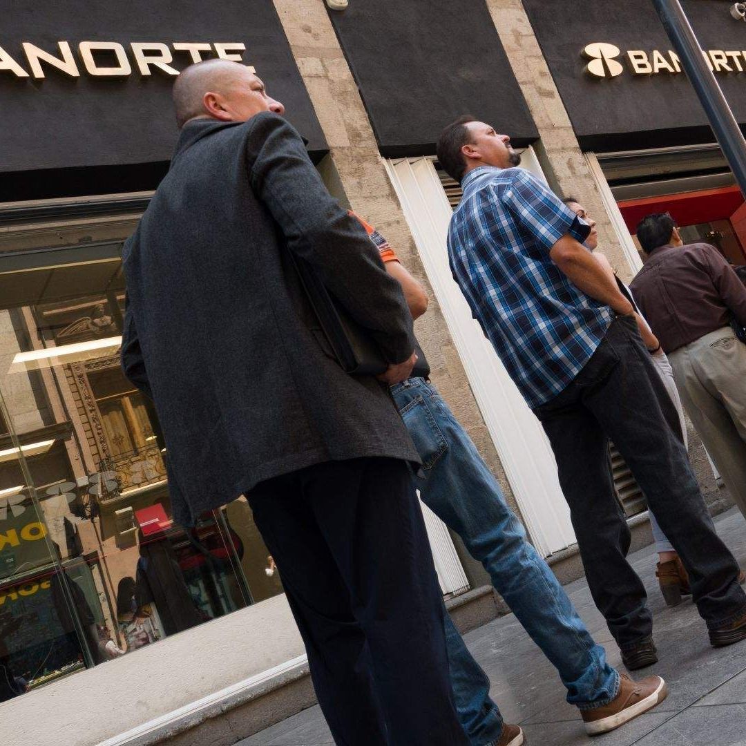 Cuentahabientes formados en una sucursal bancaria