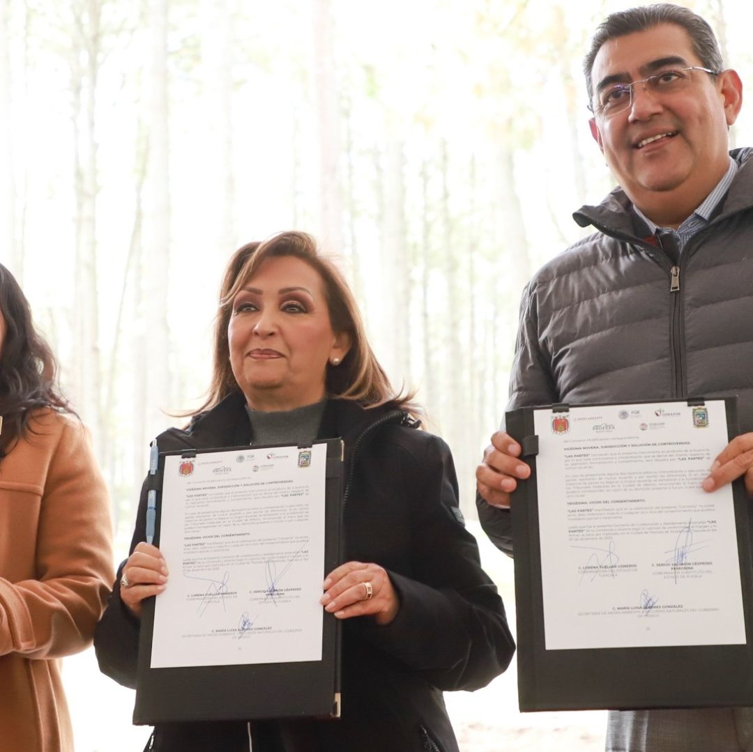 Gobernadores de Tlaxcala y Puebla en la firma de convenio.