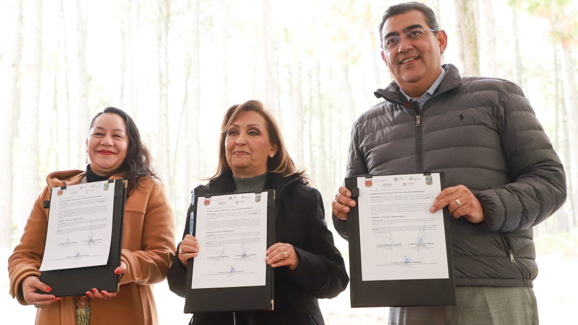Gobernadores de Tlaxcala y Puebla en la firma de convenio.