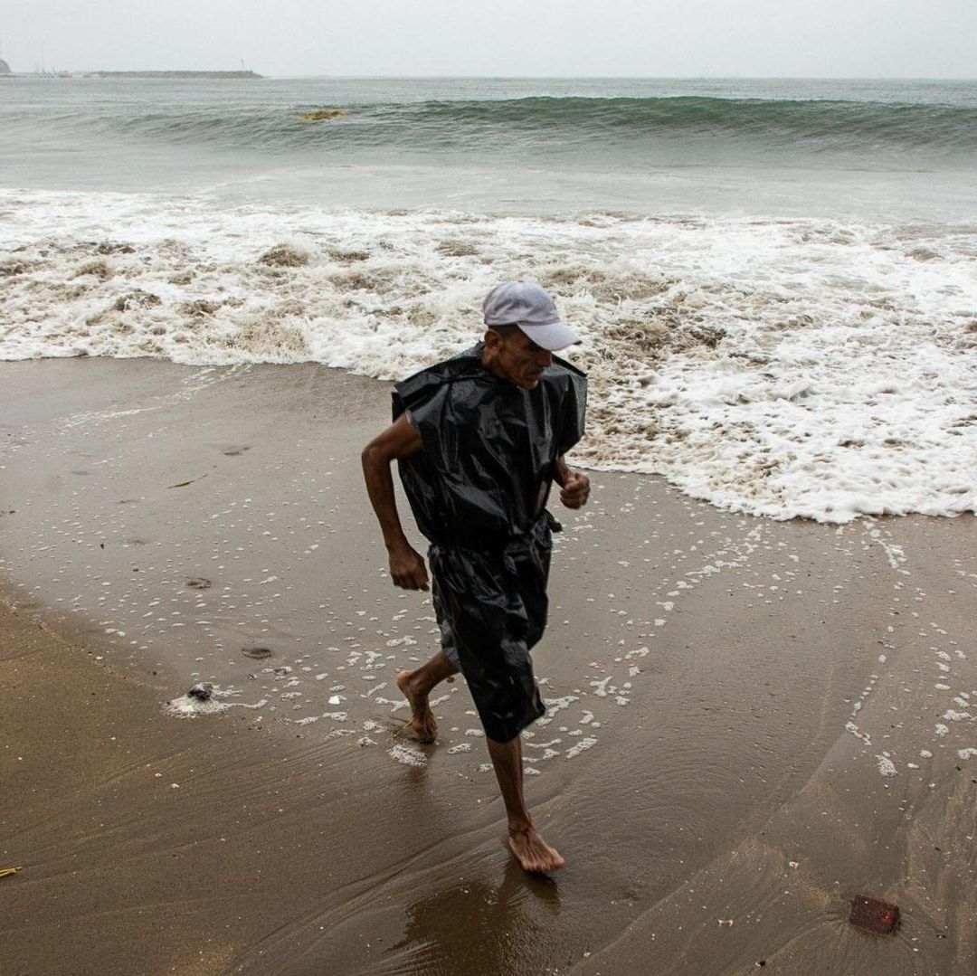 Se Forma Marea Roja en Manzanillo: ¿Qué es y Por Qué se Prohíbe la Entrada al Mar?