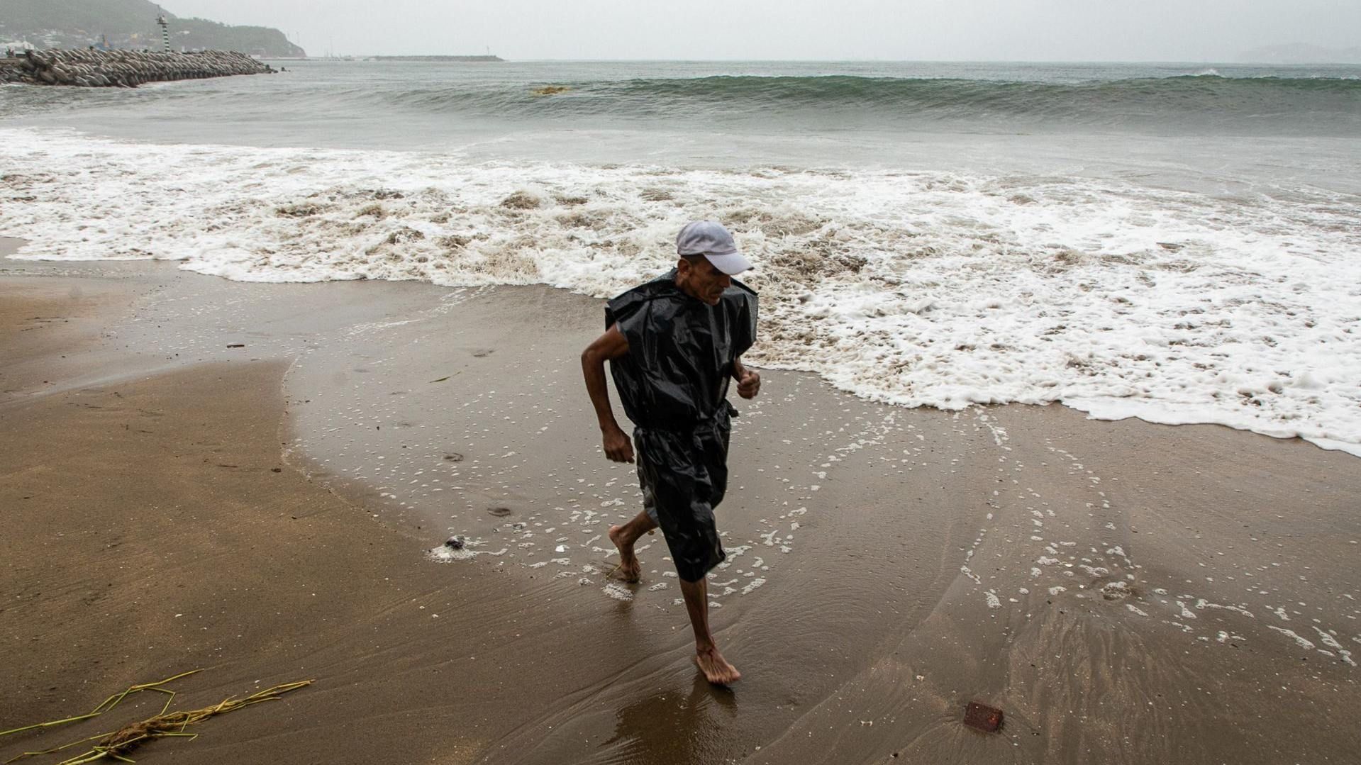 Se Forma Marea Roja en Manzanillo: ¿Qué es y Por Qué se Prohíbe la Entrada al Mar?