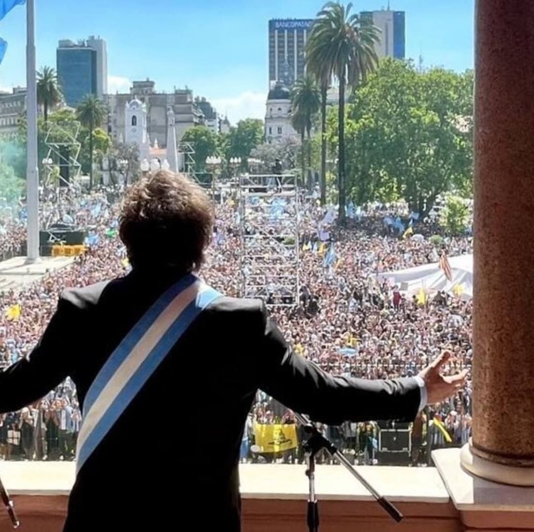 Milei anuncia medidas económicas al asumir presidencia de Argentina