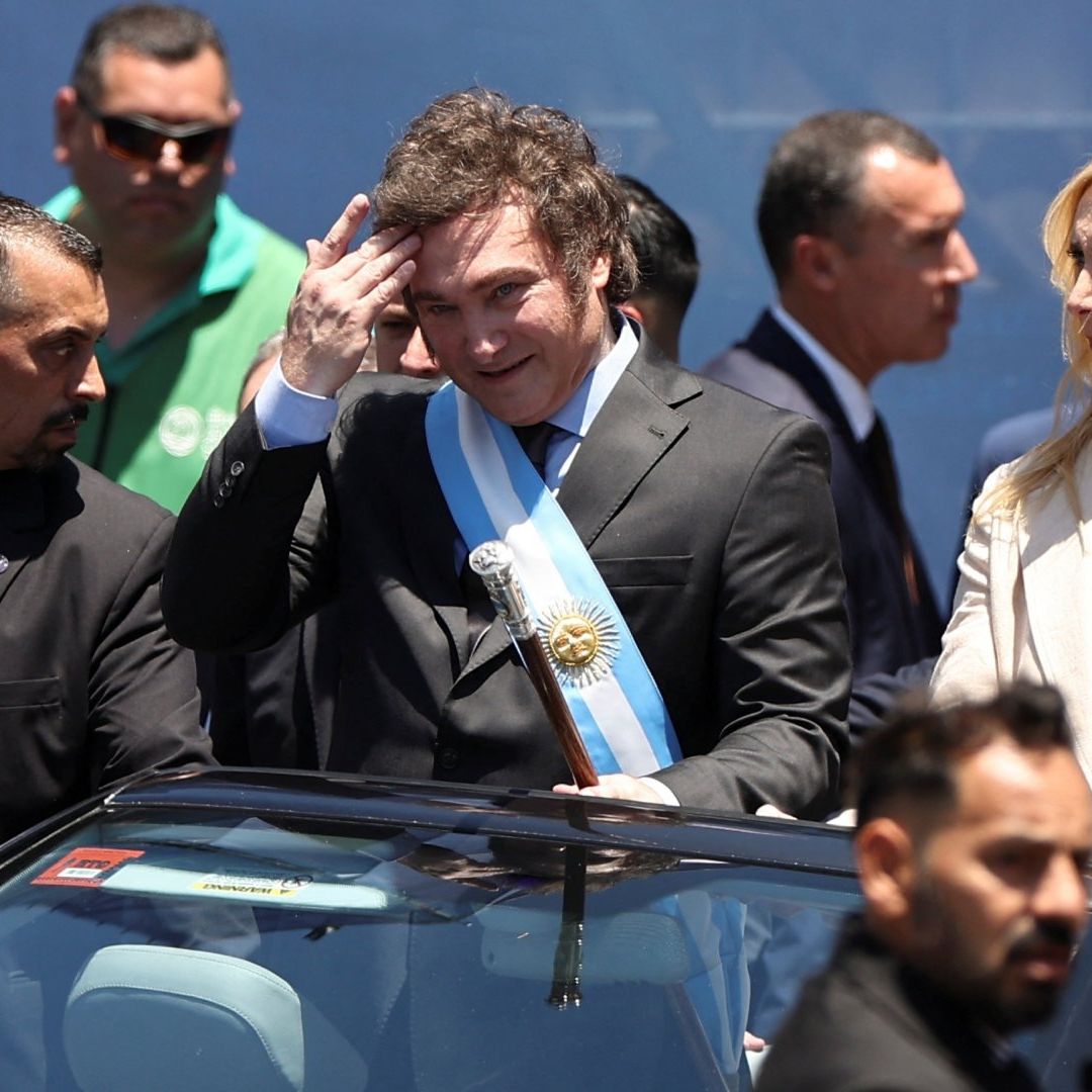 Javier Milei y su hermana, Karina, durante el desfile el 10 de diciembre.