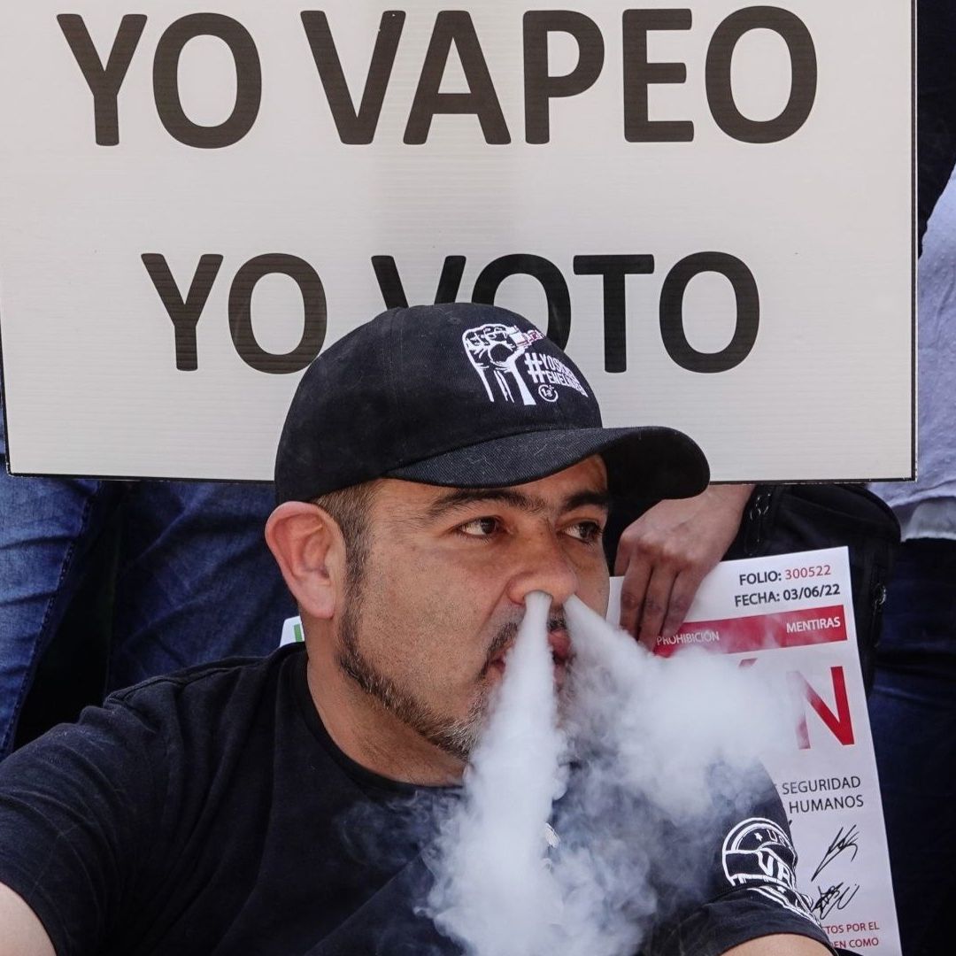 Integrantes de Vapeadores Unidos Unidos Mexicanos en una protesta frente a Cofepris en junio de 2022.