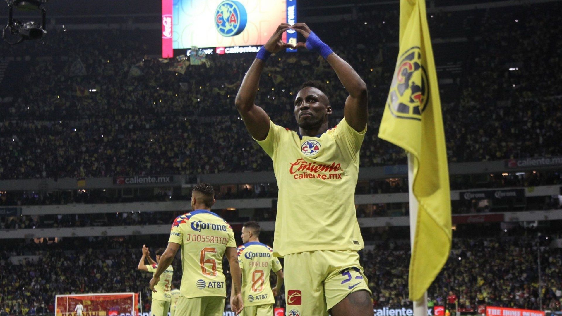 Aficionados del América acampan en el Estadio Azteca, a pesar del frío