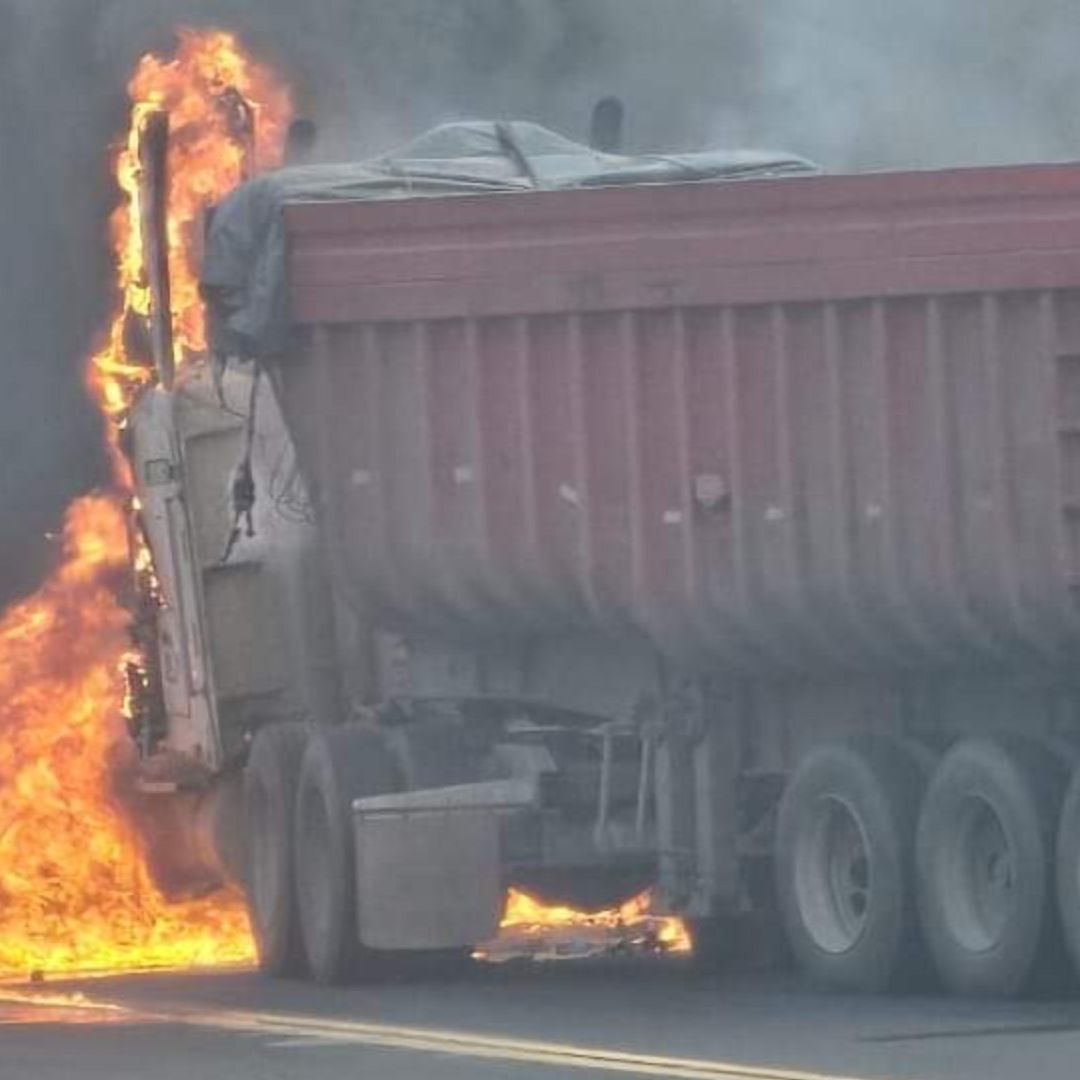 Se incendia tráiler en La Joya, Acajete, Veracruz