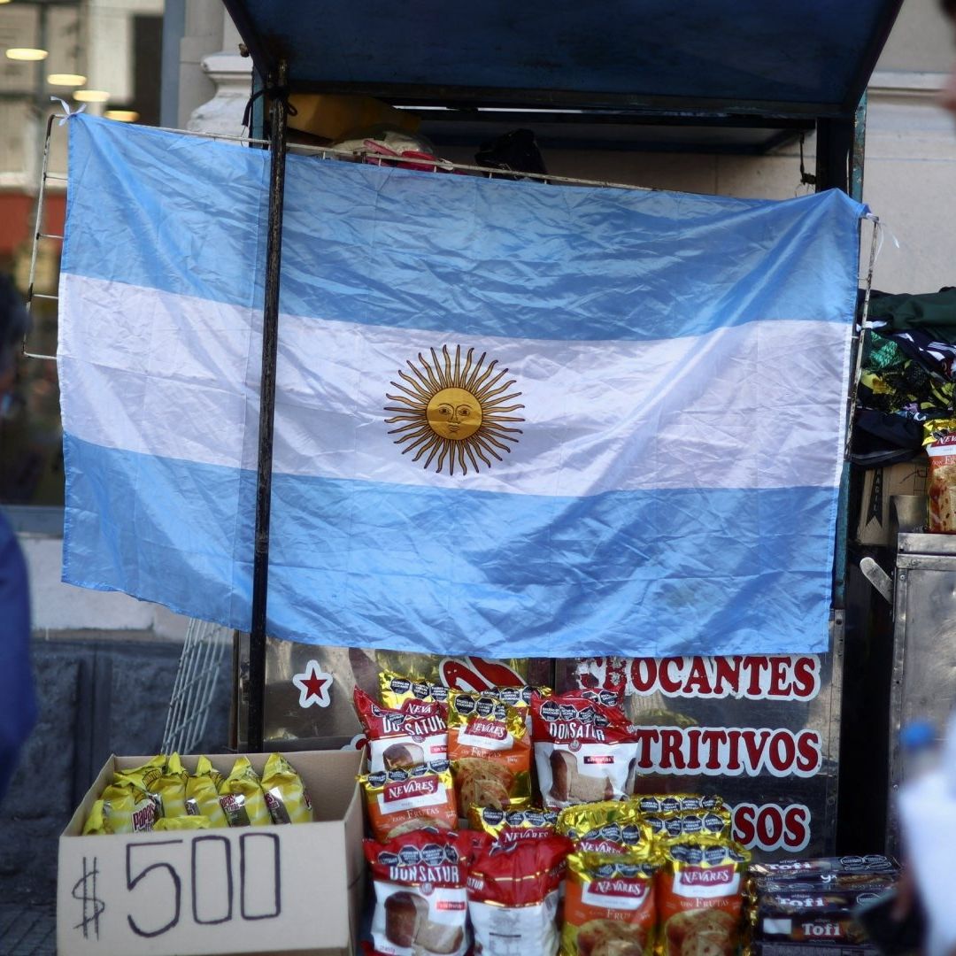 En materia monetaria, el precio del dólar en bancos y casas de cambio saltó de 400.50 pesos por unidad a 820 pesos por dólar