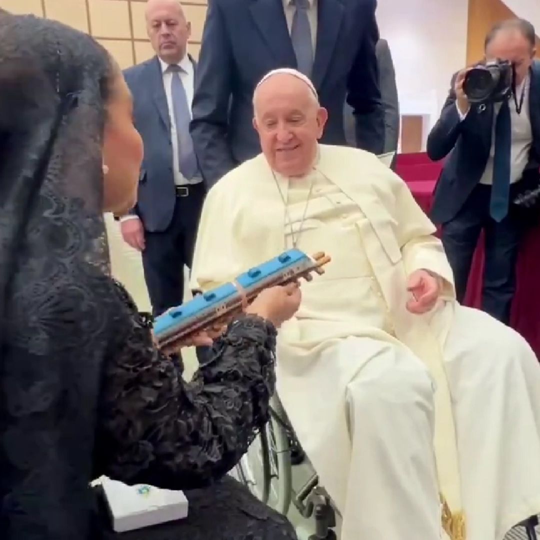 Papa Francisco recibe réplica del Tren Maya