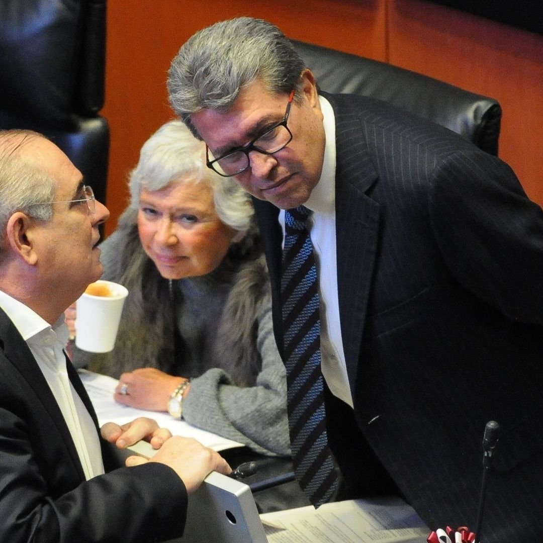 Julen Rementería y Ricardo Monreal dialogan durante el inicio de la sesión ordinaria en el Senado