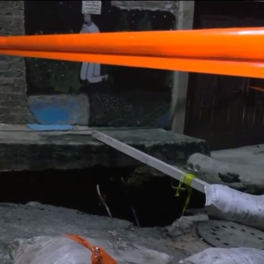 Enorme Socavón Preocupa a Vecinos de Iztapalapa; Ya Invade Viviendas