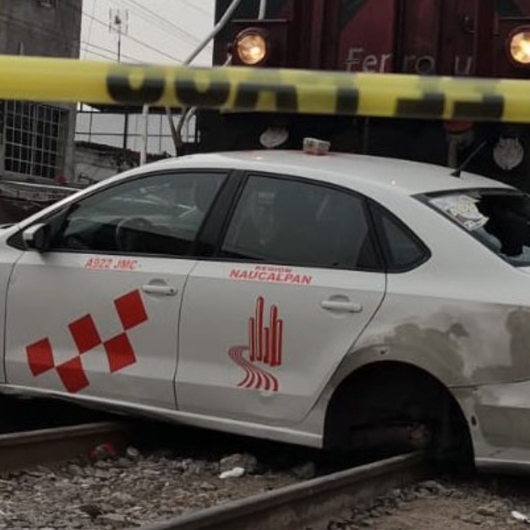 Taxi Intenta Ganarle Paso al Tren, Lo Embiste y Muere Pasajera en Tlalnepantla
