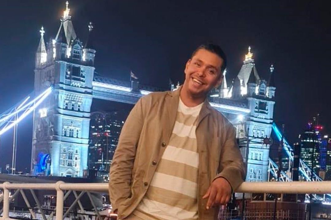 Adam Castillejo cerca del puente de Londres, Inglaterra