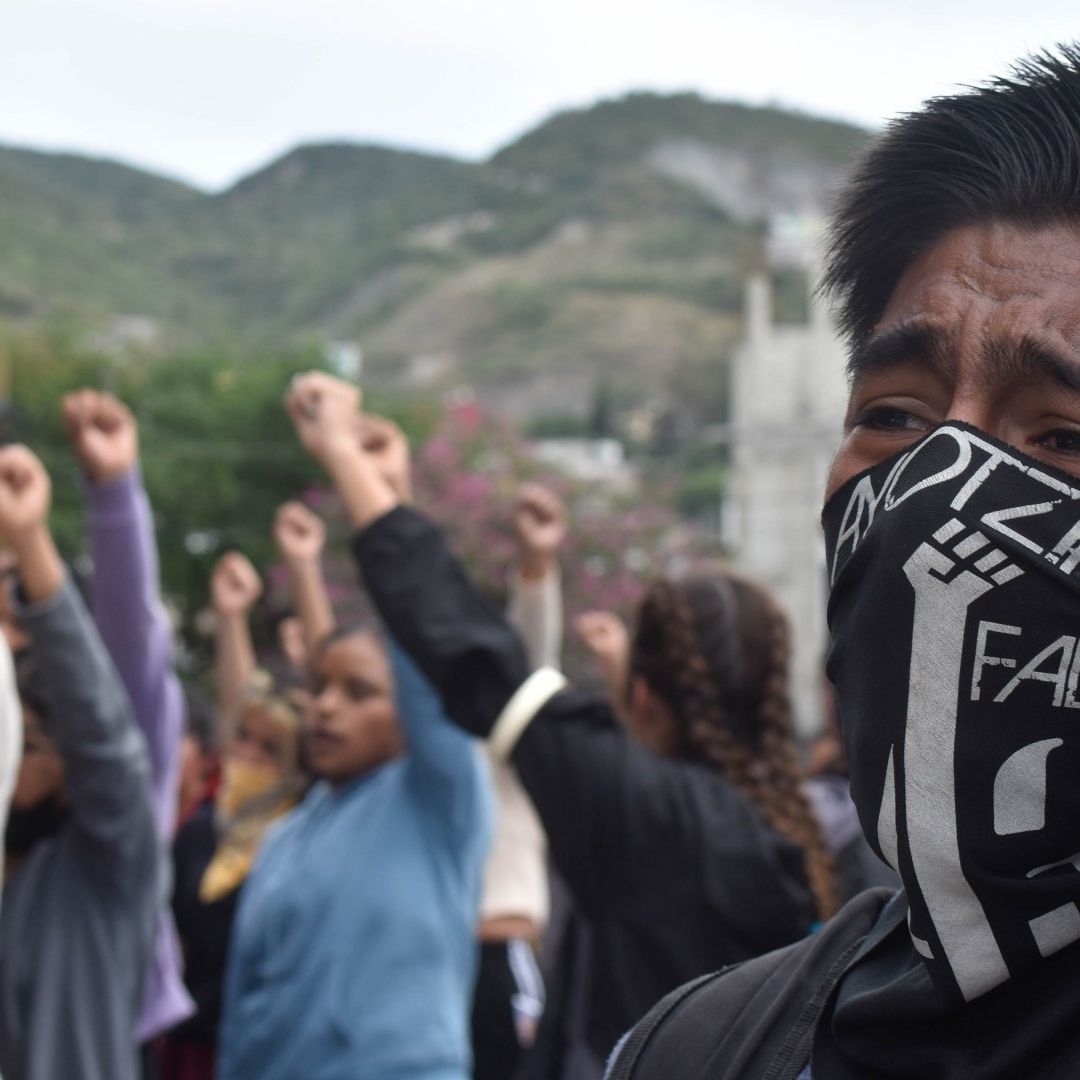 Chocan AMLO y el Centro Prodh por liberaciones de caso Ayotzinapa
