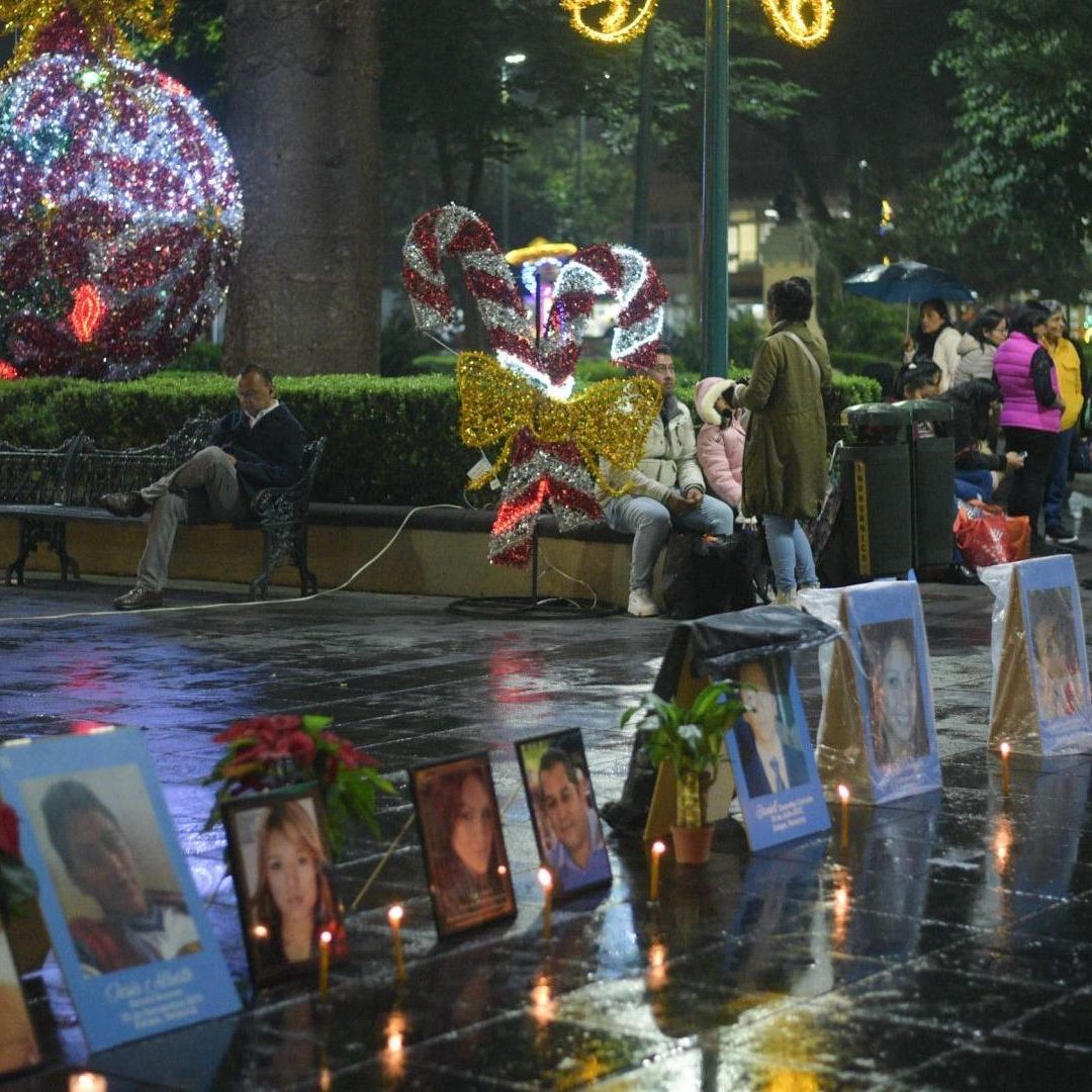 Familiares de personas desaparecidas colocaron velas en el parque Bicentenario, en Veracruz, el 7 de diciembre de 2023.