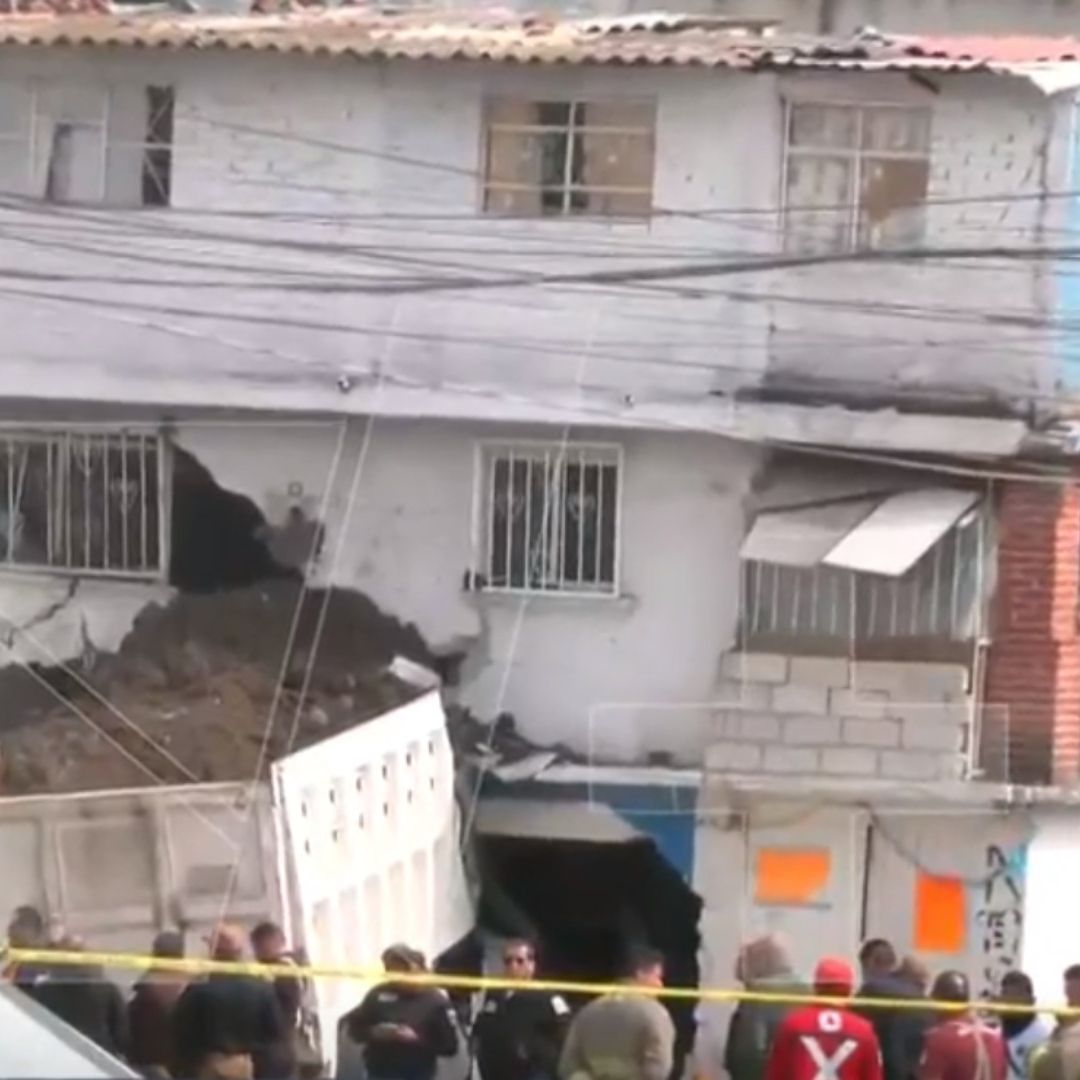 Tractocamión se impacta contra vivienda en Tultitlán