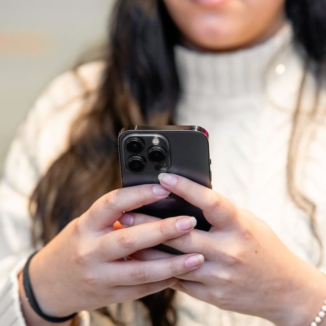 Ladrón descubre que mujer a la que robó el celular era maltratada
