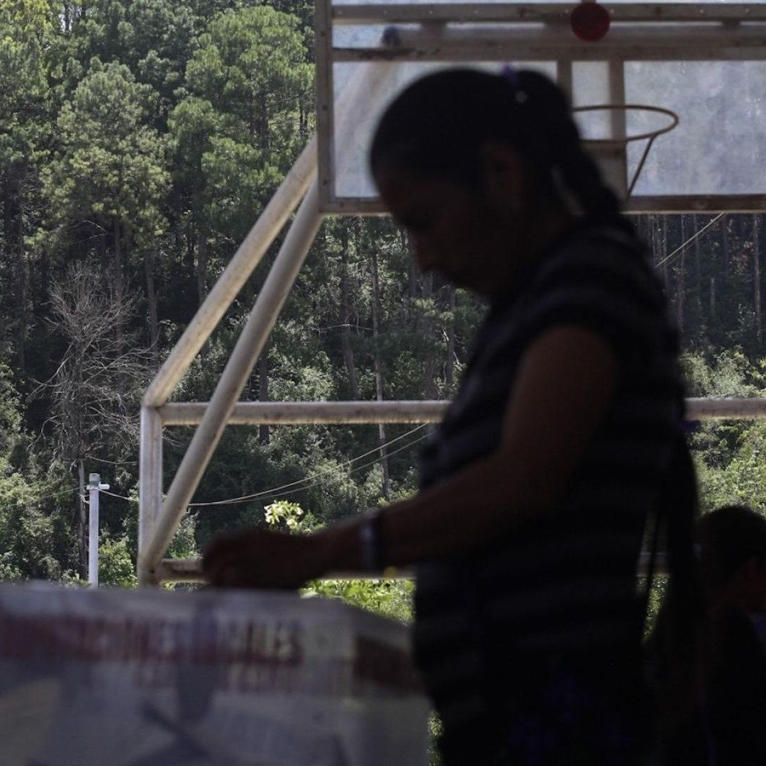 Urnas donde habitantes pueden acudir a emitir su voto