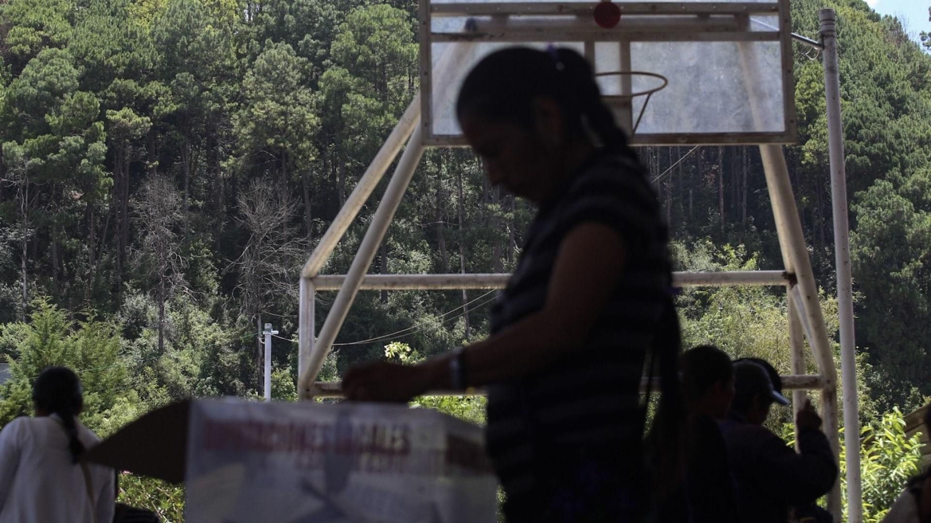 Urnas donde habitantes pueden acudir a emitir su voto