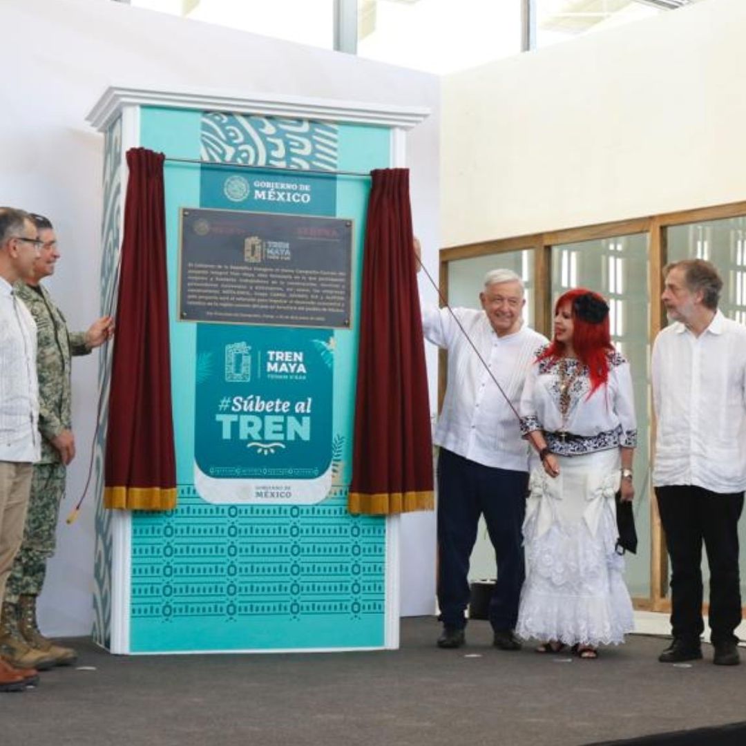 Develación de la placa inaugural del primer tramo del Tren Maya, en Campeche.
