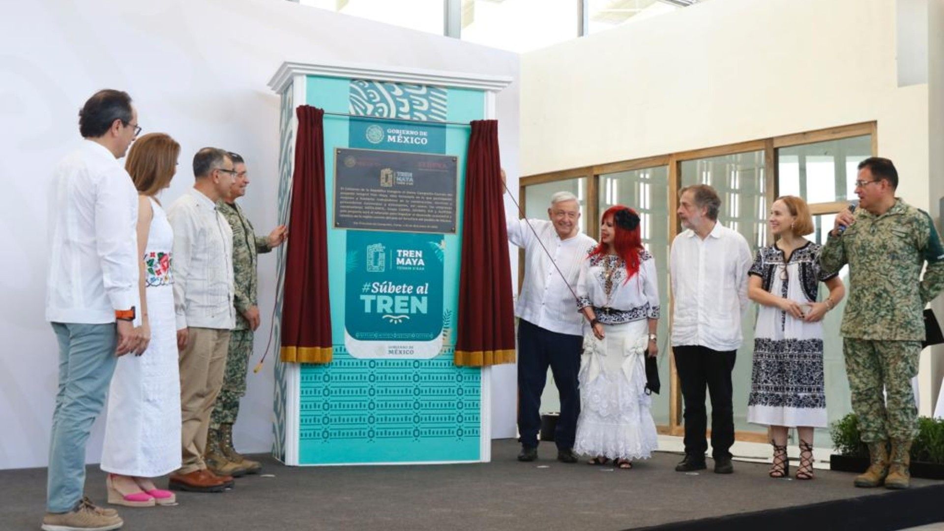 Develación de la placa inaugural del primer tramo del Tren Maya, en Campeche.