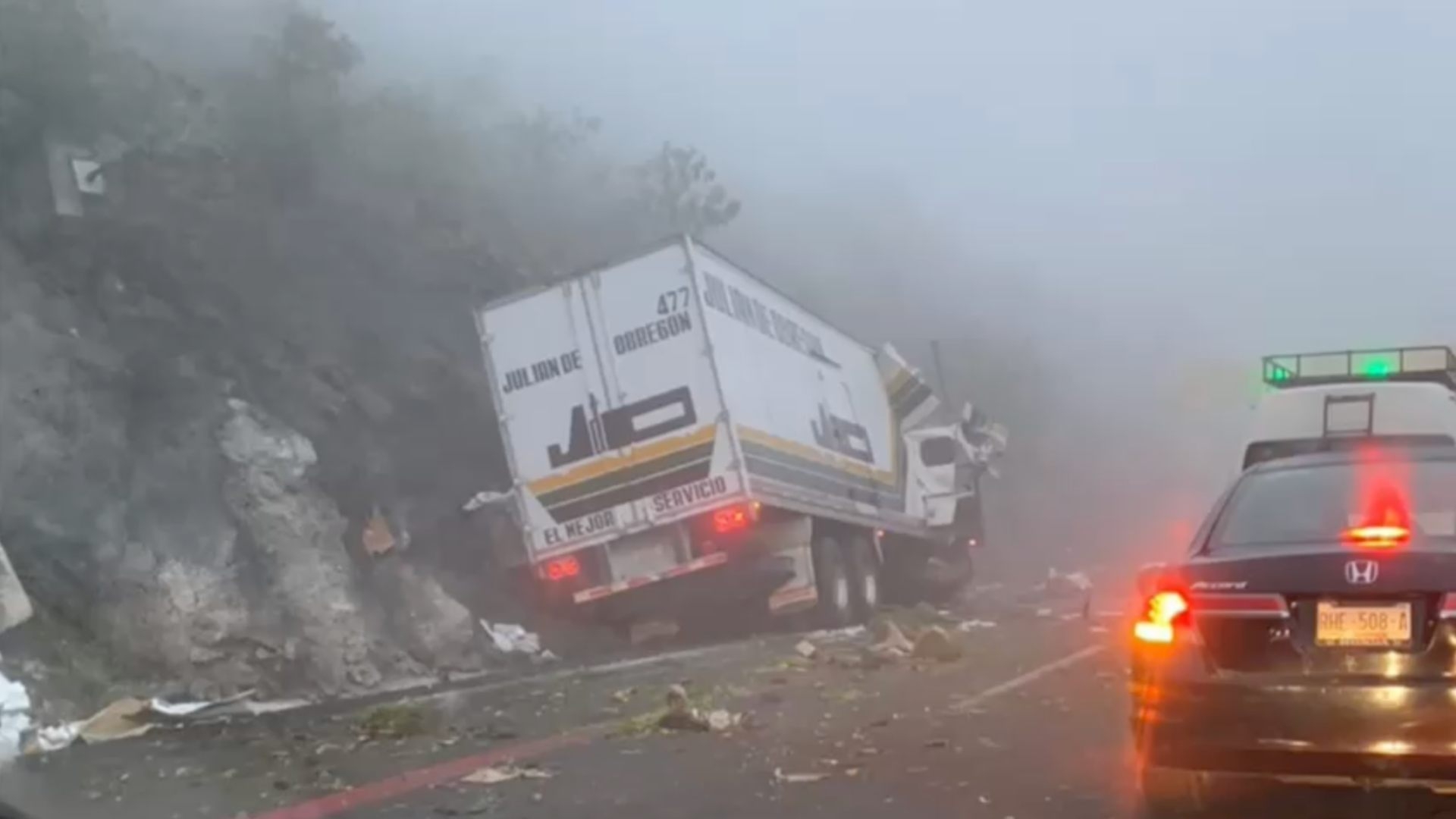 Camión se Queda sin Frenos y Choca contra Cerro en Cumbres de Maltrata