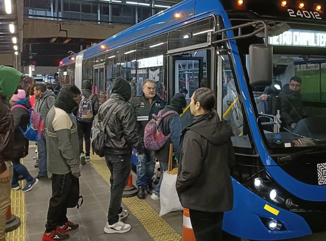 Los usuarios de la Línea 9 del Metro CDMX vivieron el primer lunes tras el cierre de tres estaciones por remodelación
