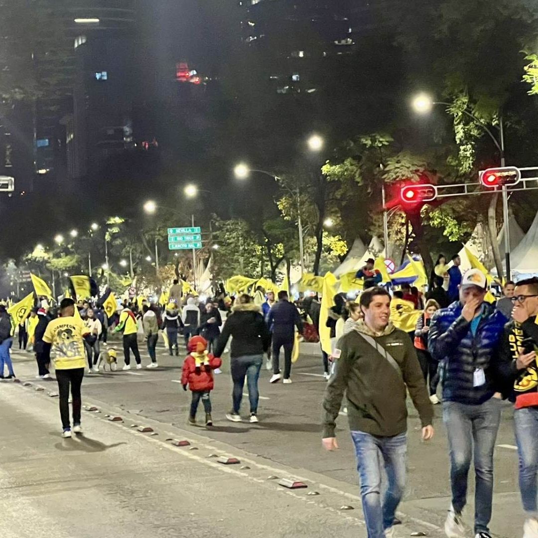 Aficionados de El América Celebran el Título 14 en El Ángel de la Independencia